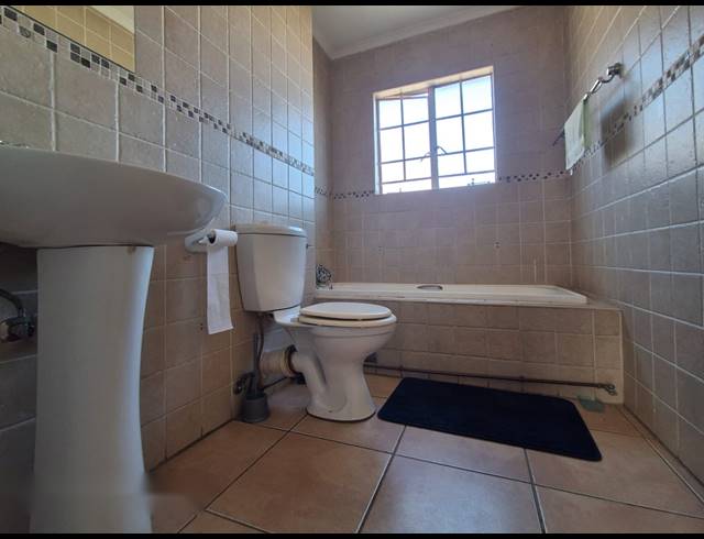2 BEDROOM TOWNHOUSE FOR SALE IN CASTLEVIEW